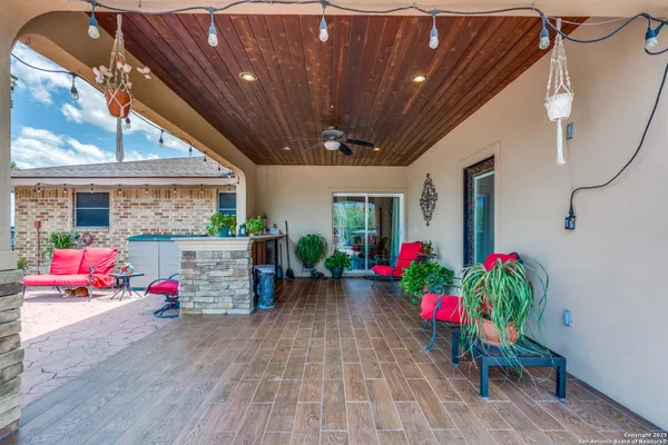 $628,000 | 300 County Road 324, Adkins, TX 78101