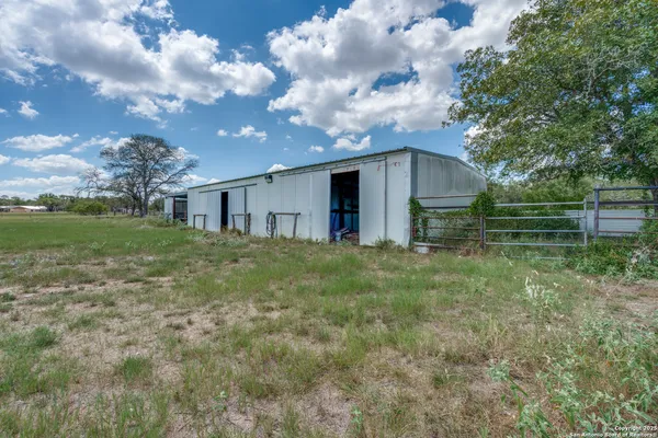 $628,000 | 300 County Road 324, Adkins, TX 78101