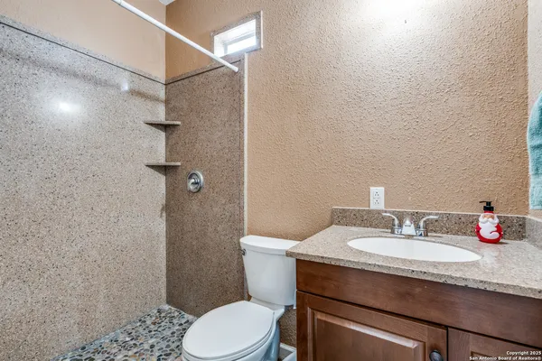 $628,000 | 300 County Road 324, Adkins, TX 78101