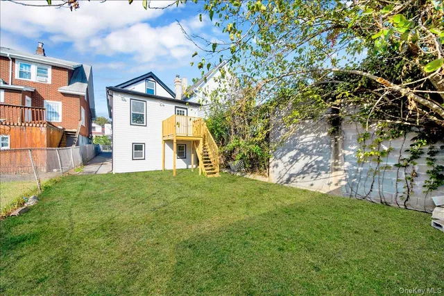 a view of a front of house with a yard