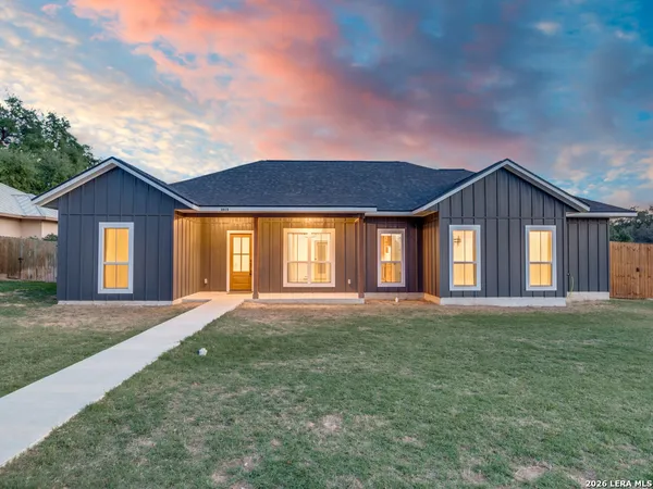 $465,000 | 1015 Timbercrest, Pleasanton, TX 78064