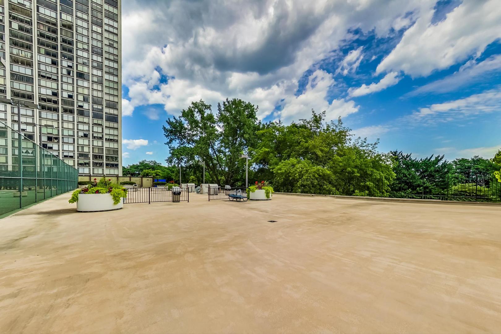 5445 North Sheridan Road, Unit 1706 Chicago, IL 60640 - Photo 22 of 26 a view of a basket ball ground