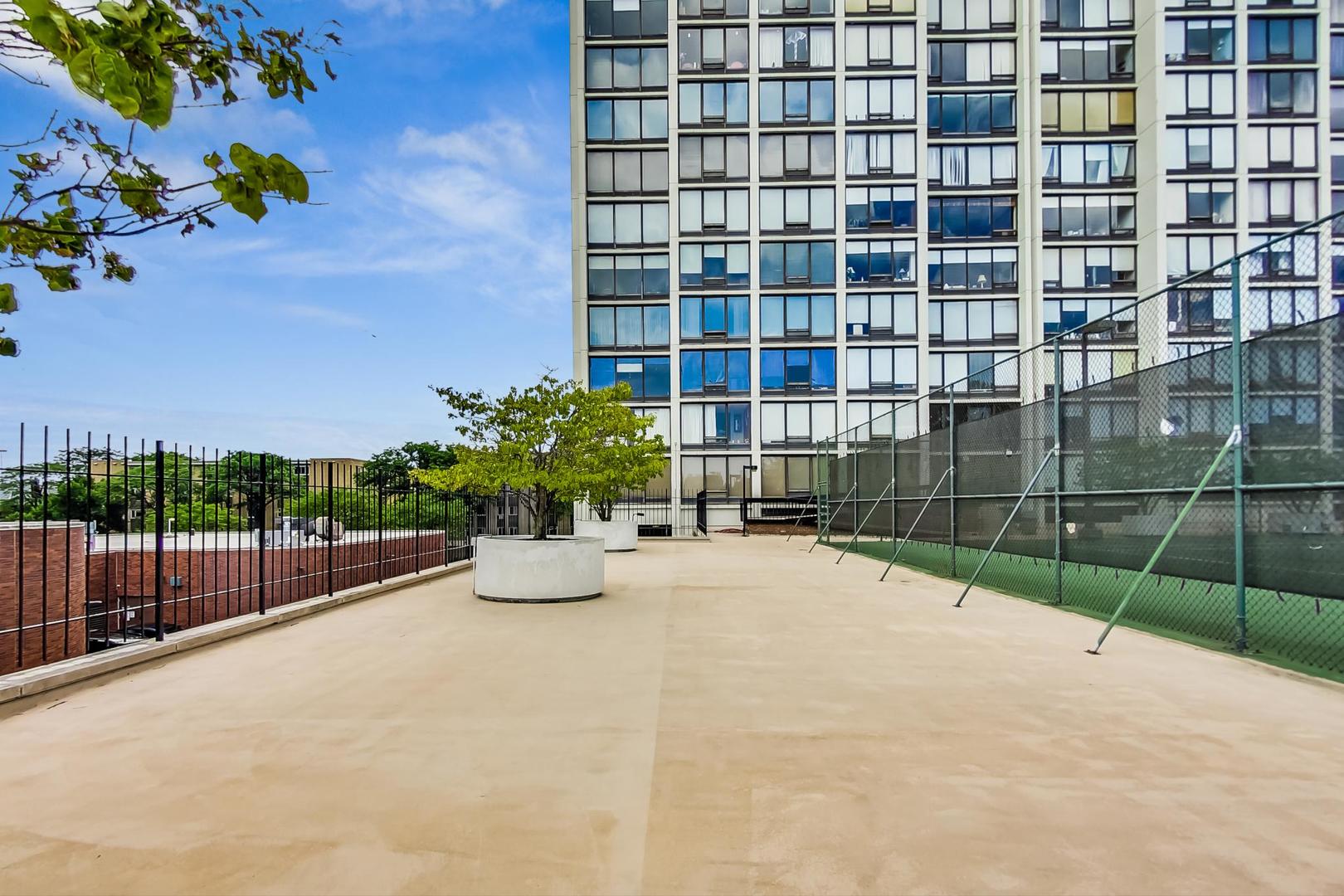 5445 North Sheridan Road, Unit 1706 Chicago, IL 60640 - Photo 23 of 26 a view of a garden