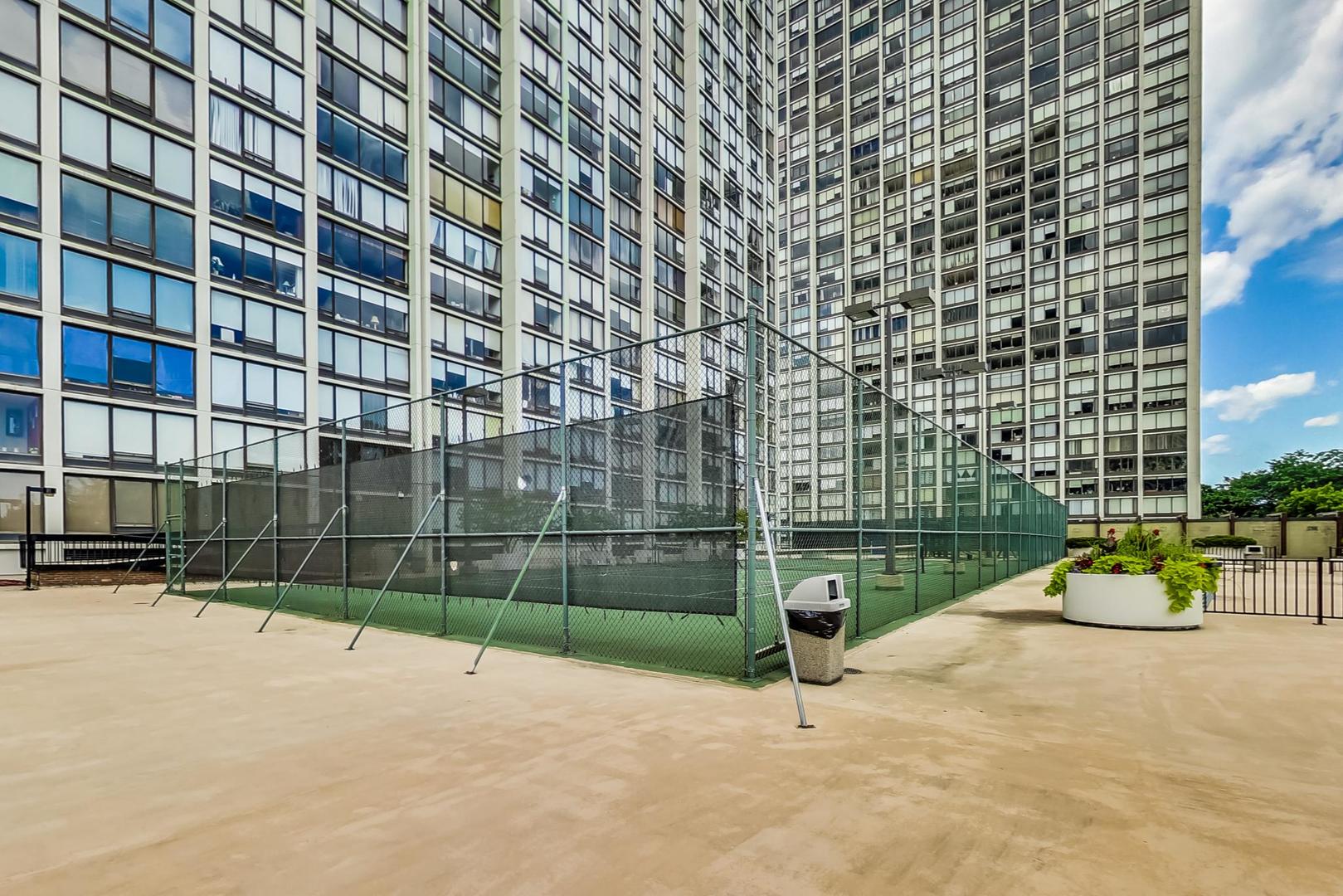 5445 North Sheridan Road, Unit 1706 Chicago, IL 60640 - Photo 26 of 26 a view of a basketball court