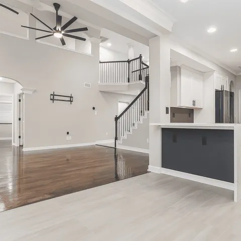 a view of a livingroom with a ceiling fan