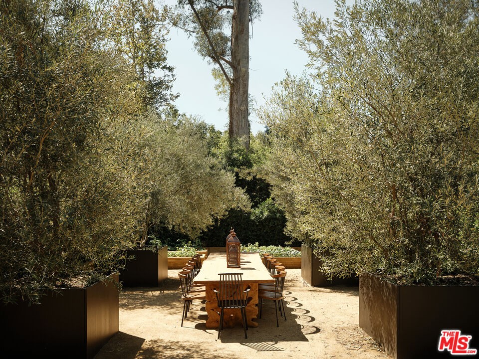 401 North Tigertail Road Los Angeles, CA 90049 - Photo 10 of 41 Gallery Image 10