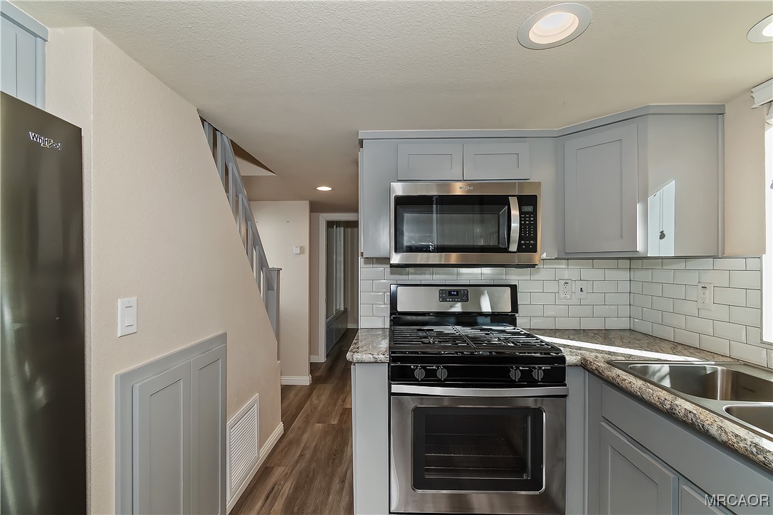 547 Alden Road, Unit RV5 Big Bear Lake, CA 92315 - Photo 10 of 34 a kitchen with a stove and a microwave