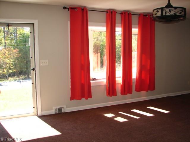 7366 Turnpike Road Archdale, NC 27263 - Photo 3 of 40 Livingroom
