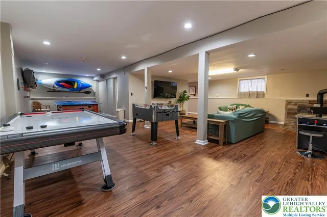 a view of a dinning table and chairs in patio