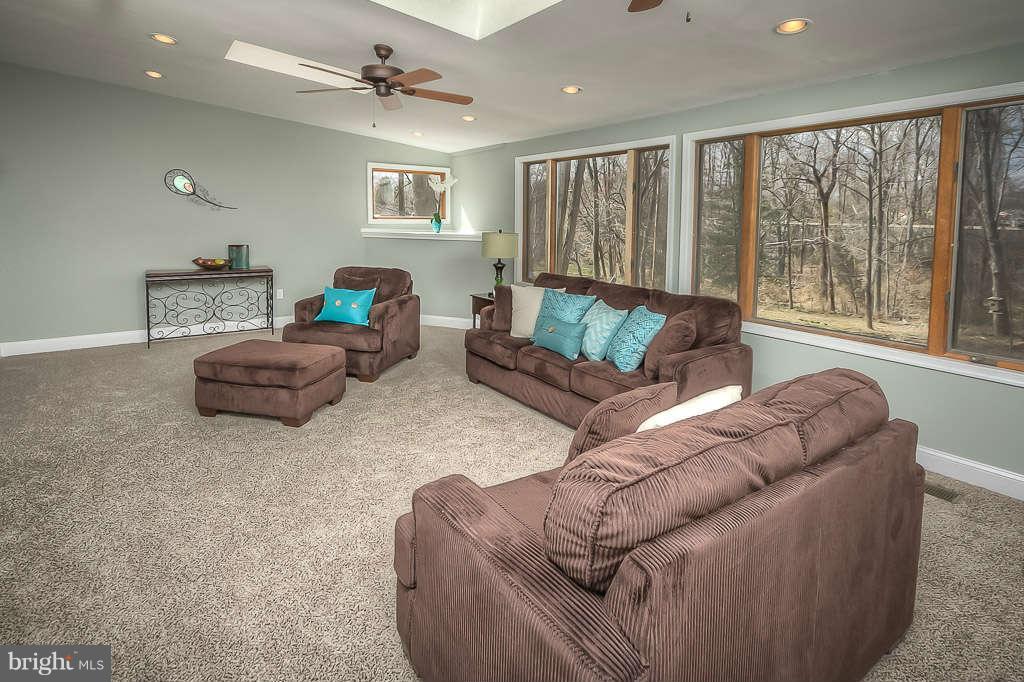600 McHenry Road Baltimore, MD 21208 - Photo 9 of 29 Living Room