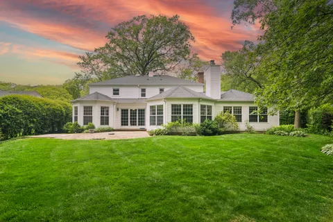 a view of yard with green space