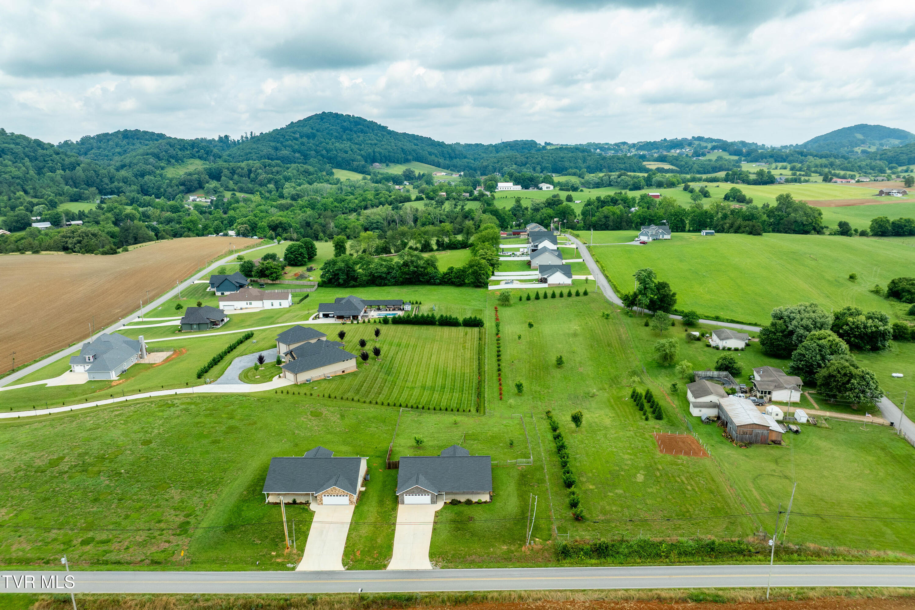 595 Pleasant Valley Road Jonesborough, TN 37659 - Photo 7 of 55 595 Pleasant Valley Road (6 of 72)