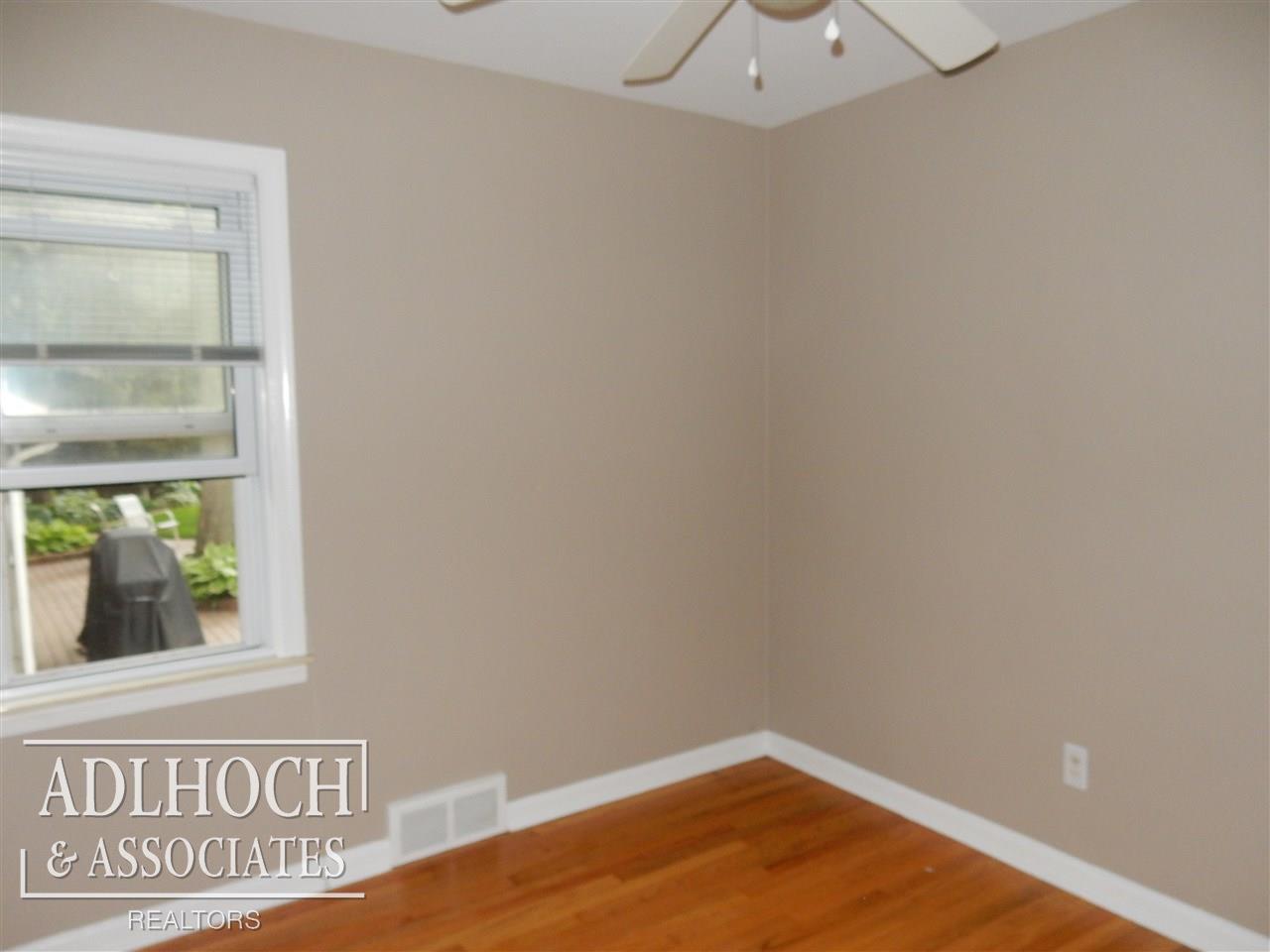 2064 Roslyn Road Grosse Pointe Woods, MI 48236 - Photo 9 of 16