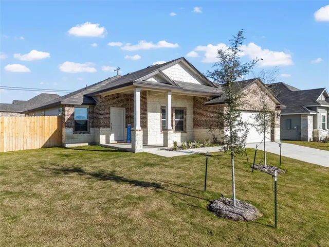 a view of a house with backyard and porch