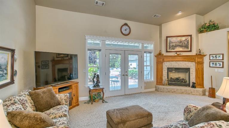 182 Jems Riffle Road Grants Pass, OR 97527 - Photo 5 of 35 Over view Great room....