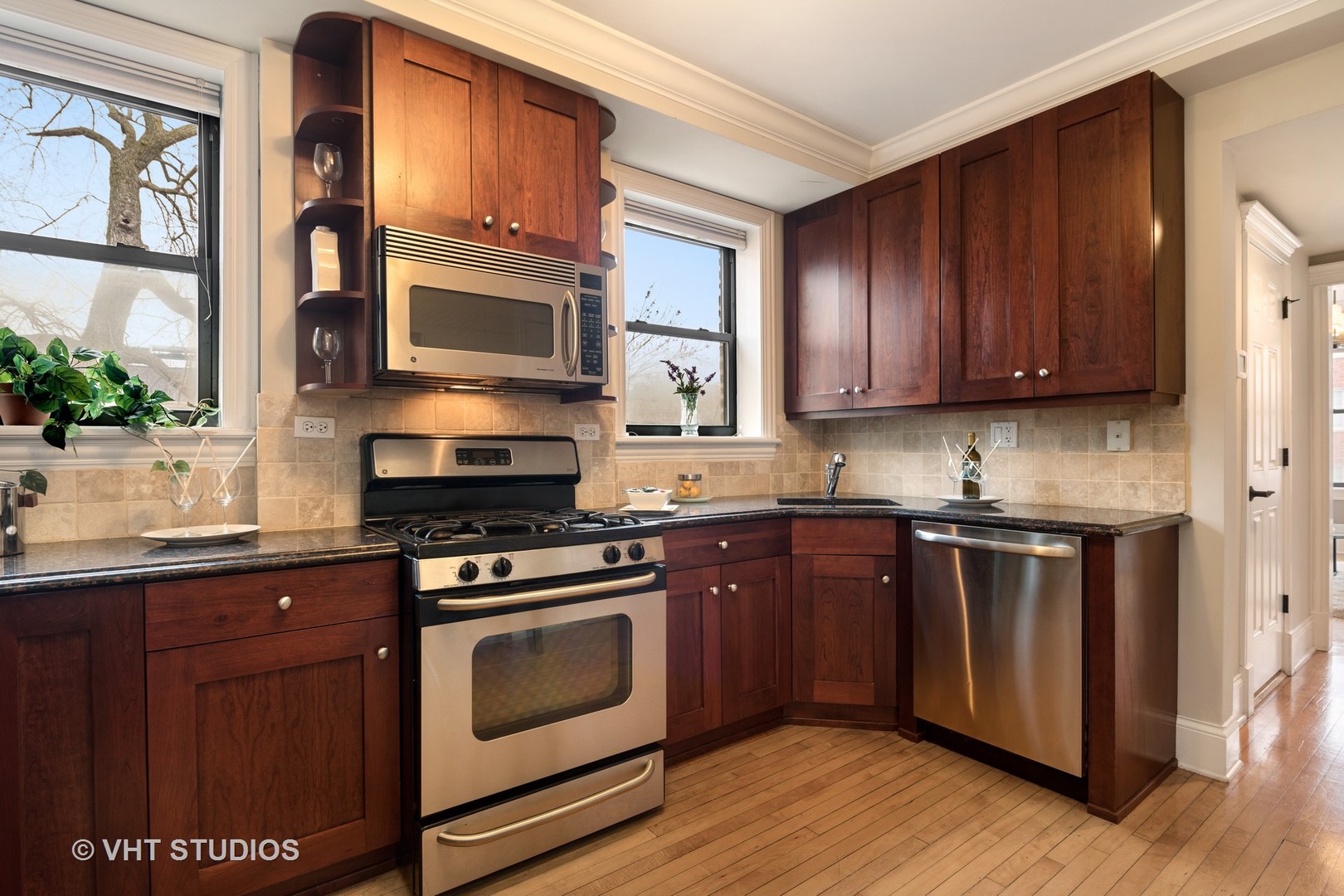 2336 West Roscoe Street, Unit 2F Chicago, IL 60618 - Photo 4 of 9