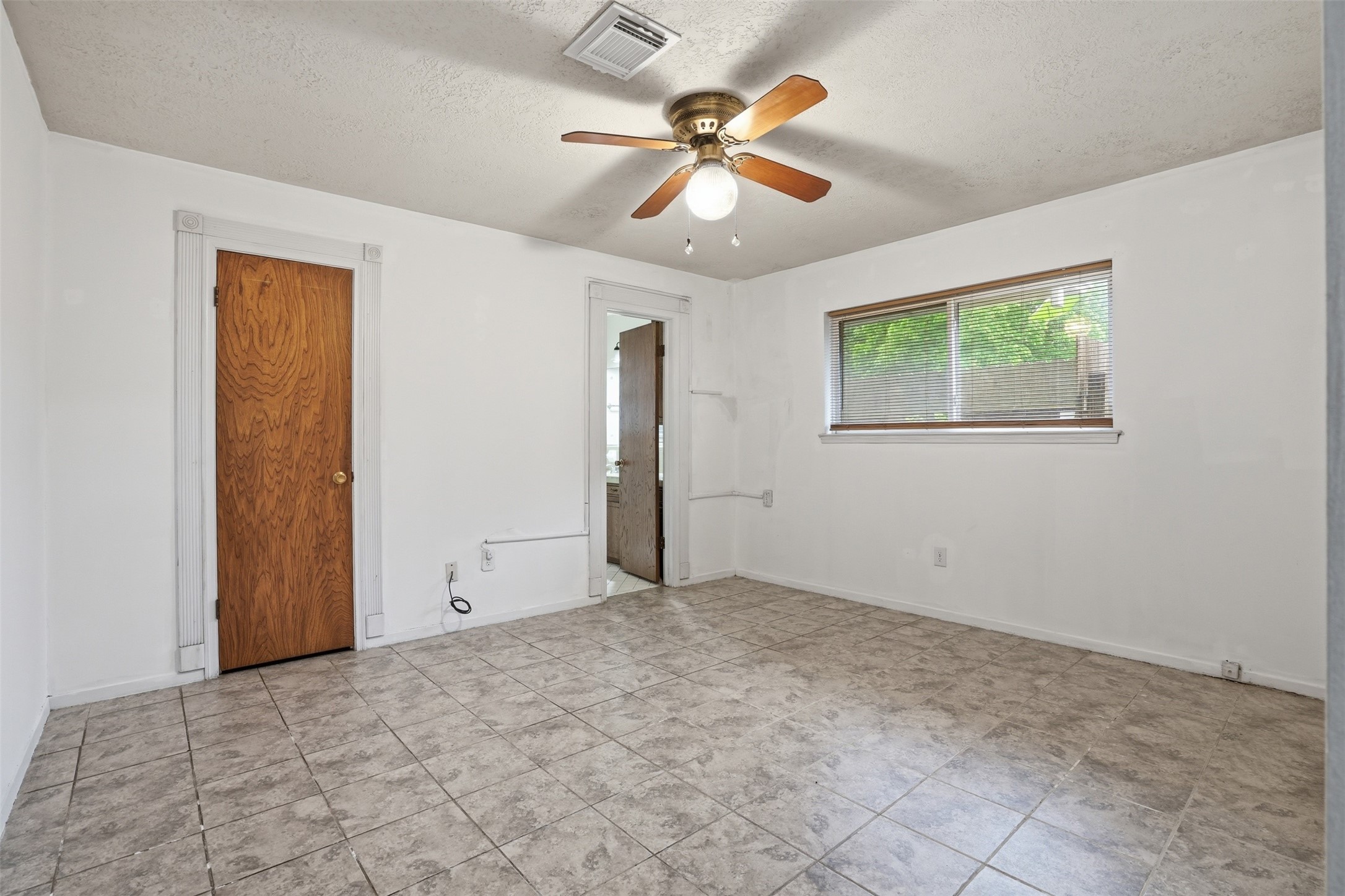2605 Burke Road Pasadena, TX 77502 - Photo 15 of 29 a view of an empty room