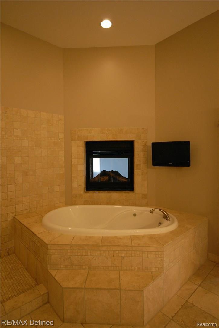 10368 Jossman Road Goodrich, MI 48438 - Photo 27 of 37 Jossman master tub.jpg