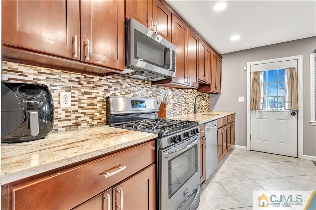 10 Harmon Road Edison, NJ 08837 - Photo 4 of 35