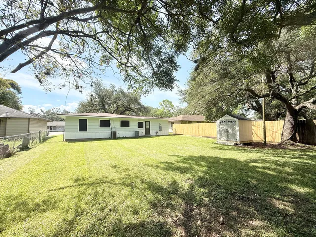 $1,995 | 318 Caladium Street, Lake Jackson, TX 77566
