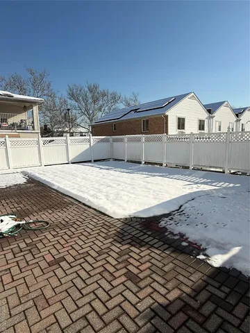 a view of a house with backyard