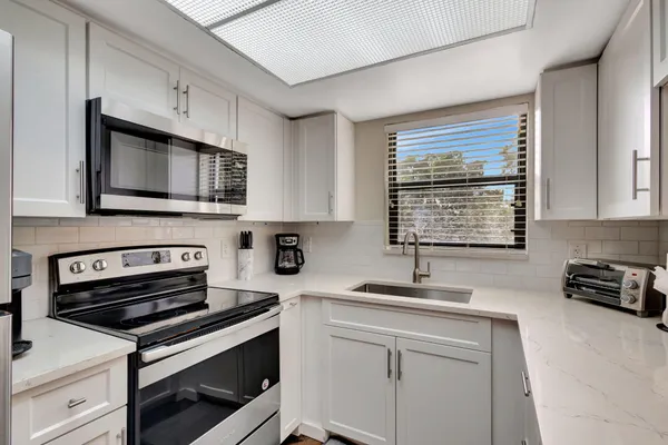 $2,900 | 600 Uno Lago Drive, Unit 205, Juno Beach, FL 33408