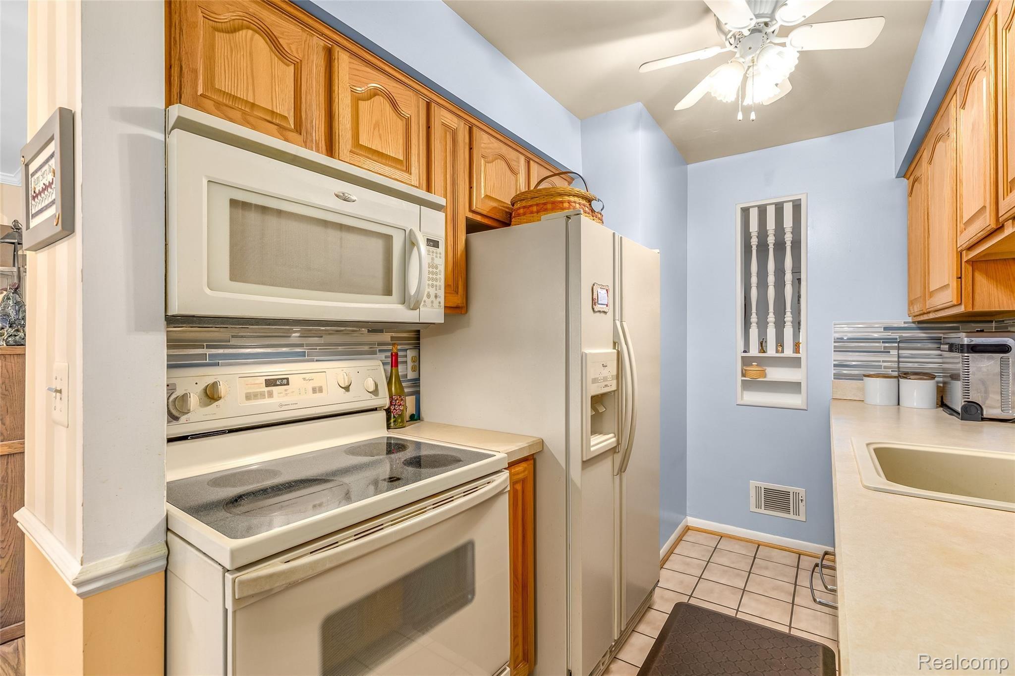 6691 Andersonville Road, Unit 30 Clarkston, MI 48346 - Photo 17 of 30 17.Kitchen