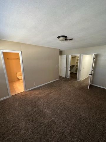 a view of empty room with a ceiling fan