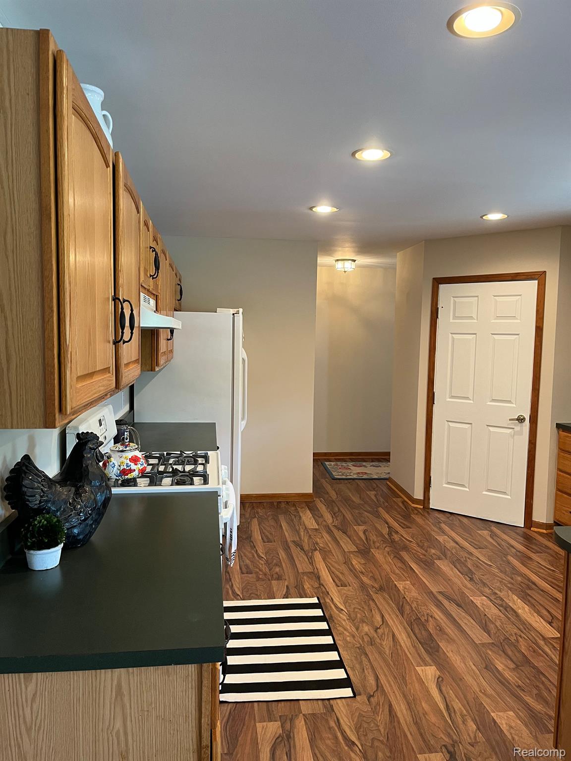 8245 Hartland Road Fenton, MI 48430 - Photo 14 of 39 kitchen