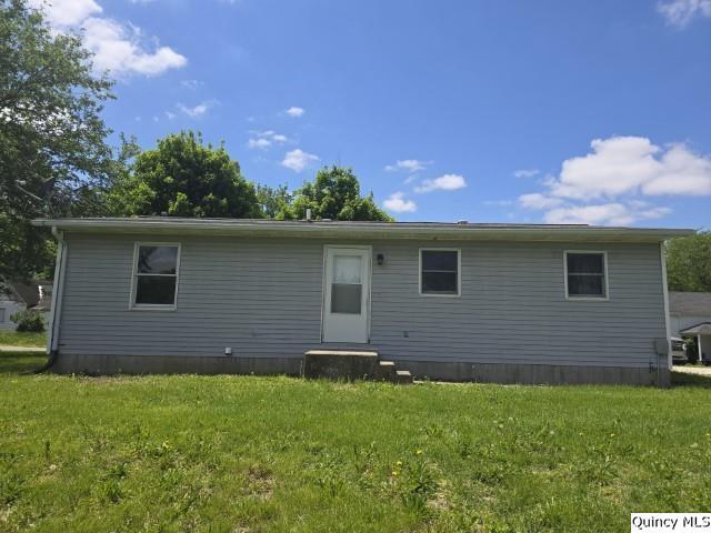 219 South 1st Street Carthage, IL 62321 - Photo 21 of 28 a backyard of a house with lots of green space