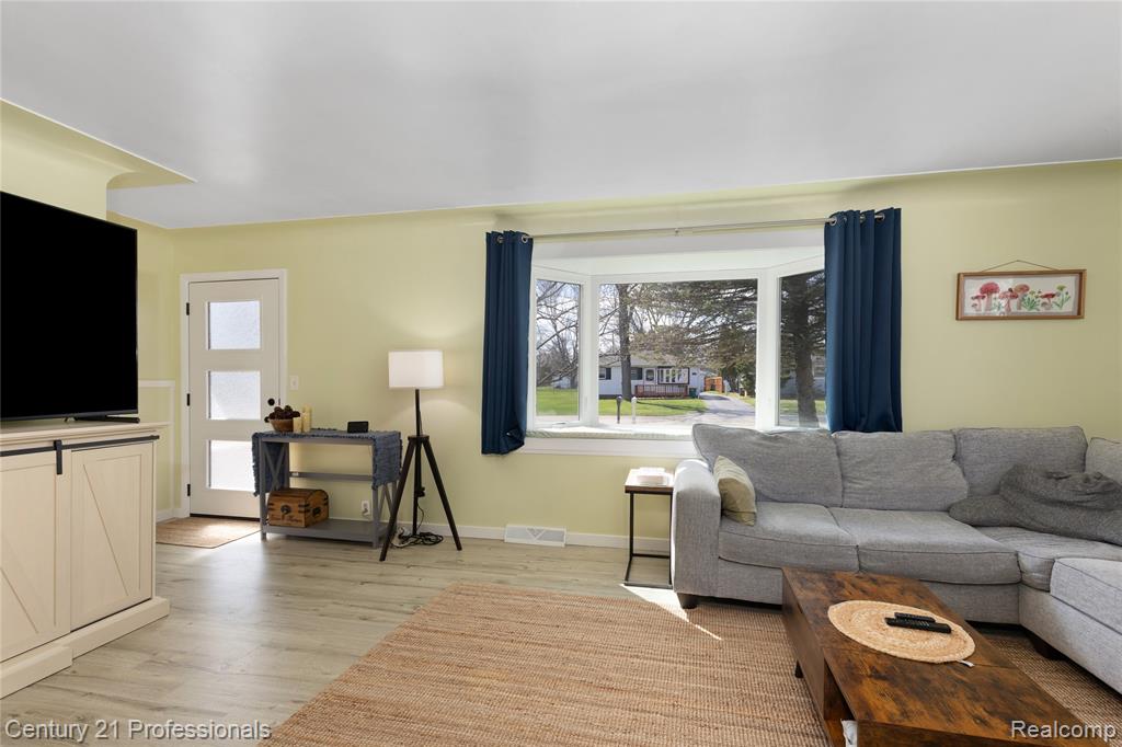 5404 Drayton Road Clarkston, MI 48346 - Photo 4 of 26 Gallery Image 4