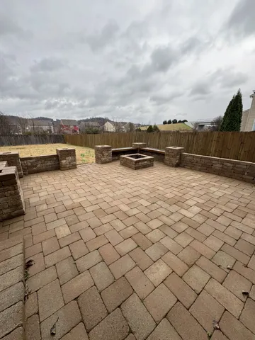 a view of a house with backyard