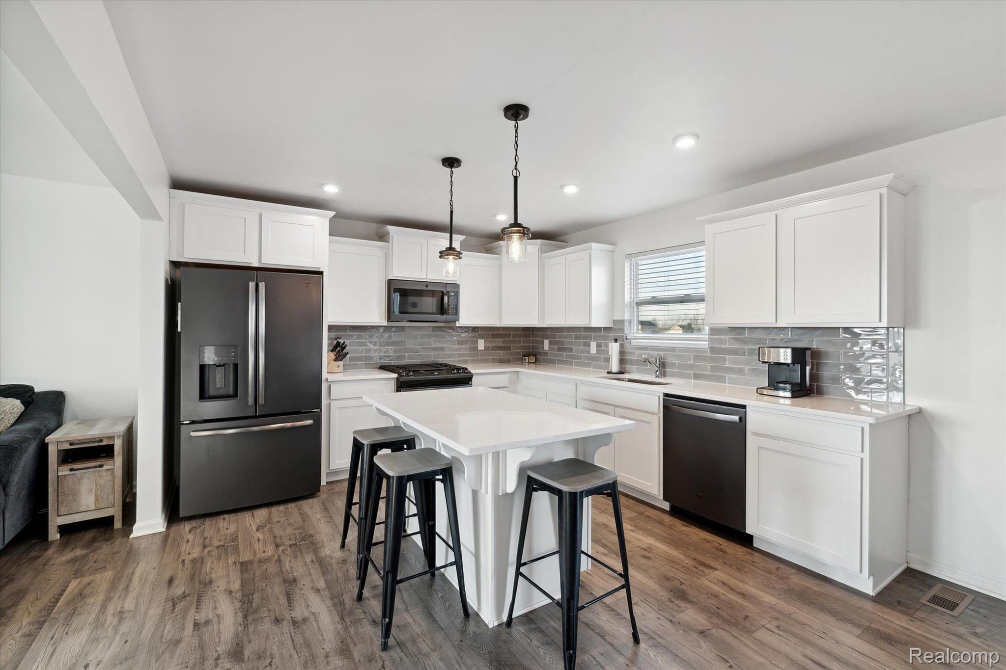 8024 Jordan Drive Jackson, MI 49201 - Photo 12 of 39 Upgraded Quartz Countertops