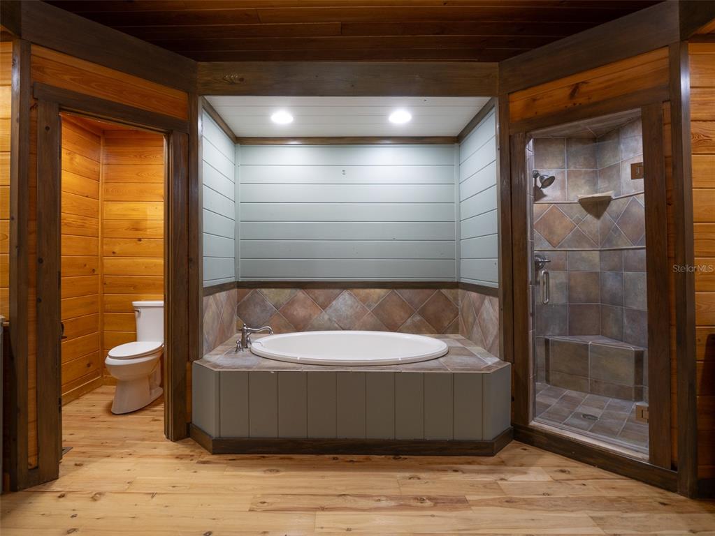 12100 Northwest 110th Avenue Reddick, FL 32686 - Photo 15 of 38 a bathroom with a bathtub