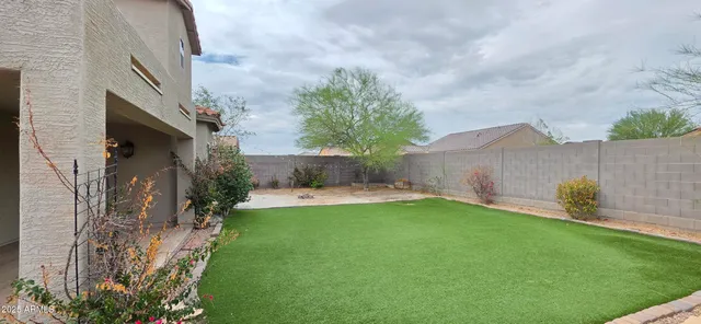 a view of backyard with garden