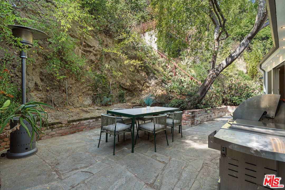 1853 Nichols Canyon Road Los Angeles, CA 90046 - Photo 27 of 48 a backyard of a house with table and chairs