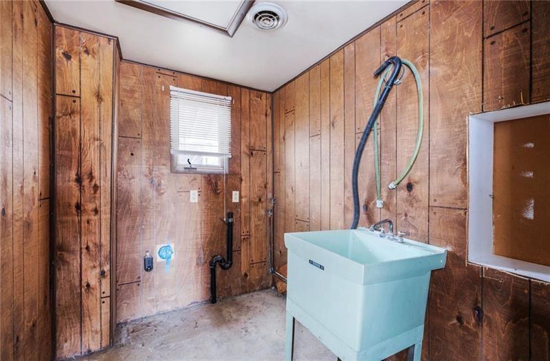 3030 Wilmington Road New Castle, PA 16105 - Photo 38 of 43 a bathroom with a bathtub and shower