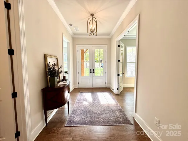 a view of entryway with livingroom