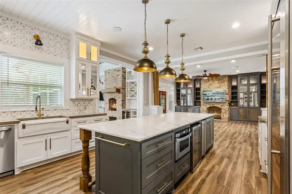 a large kitchen with kitchen island a large island in it
