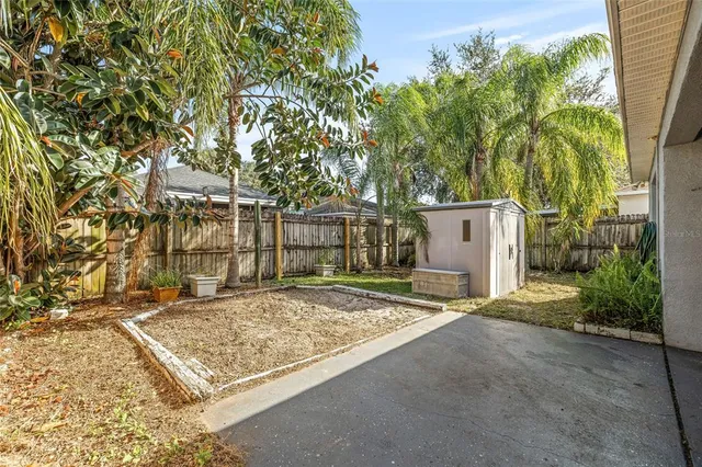 a view of a backyard