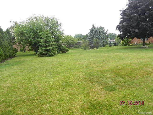 690 Lockmoore Court Rochester, MI 48307 - Photo 7 of 44 DSCN9510.jpg