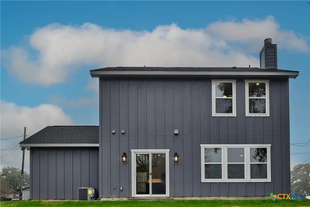 $369,999 | 701 South Hudson Street, Flatonia, TX 78941