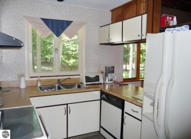 8763 Skegemog Point Road Williamsburg, MI 49690 - Photo 8 of 32 1787986-7.JPG
