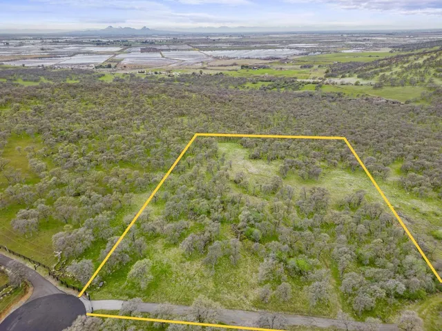 a view of a tennis court