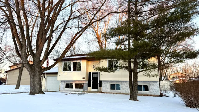 $379,900 | 527 Northgate Road, Lindenhurst, IL 60046