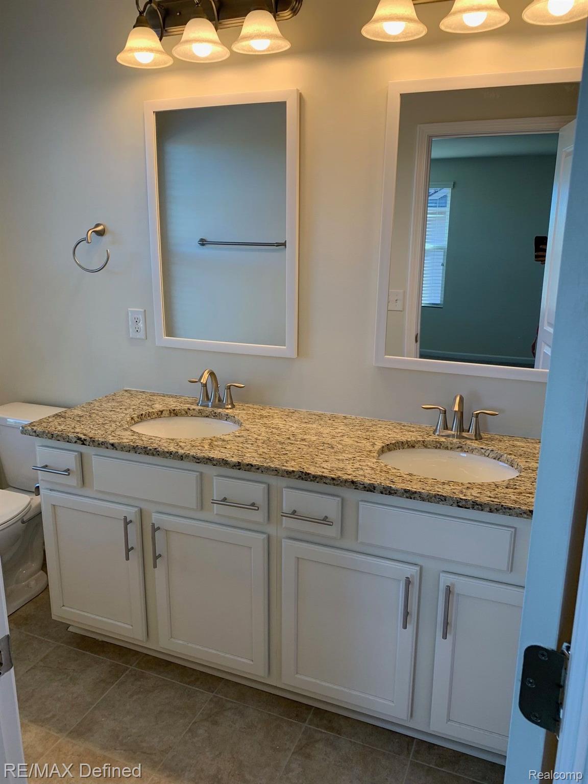 923 Barclay Circle Rochester, MI 48307 - Photo 9 of 18 Gallery Image 9