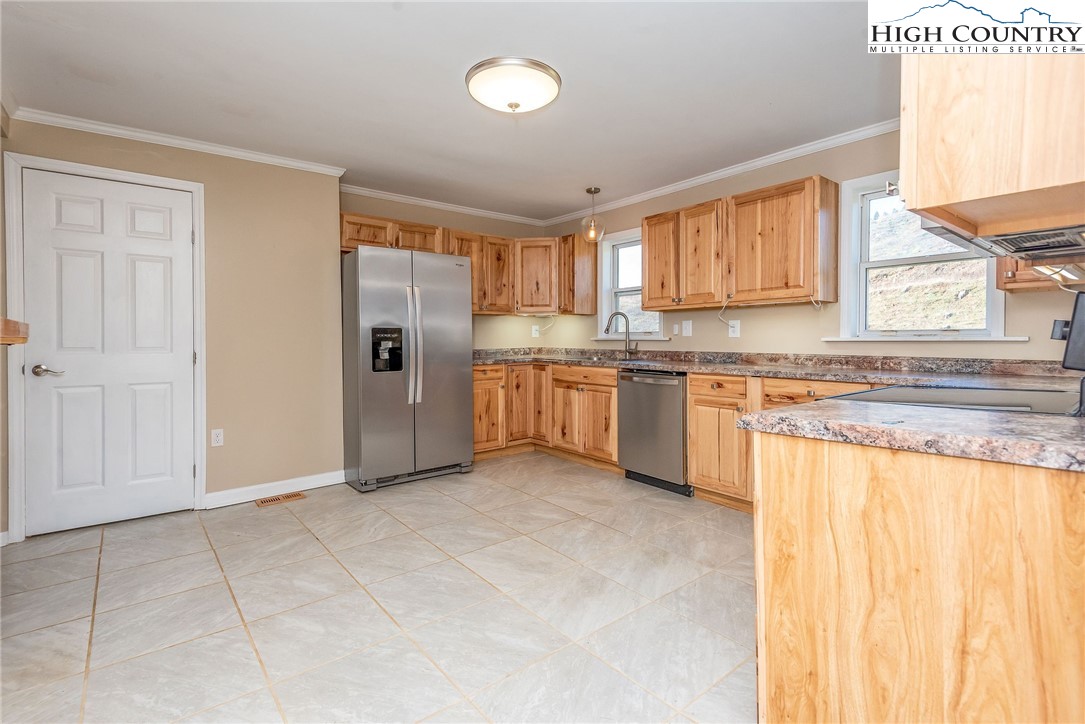 469 Smith Dixon Road Crumpler, NC 28617 - Photo 5 of 45 Gallery Image 5