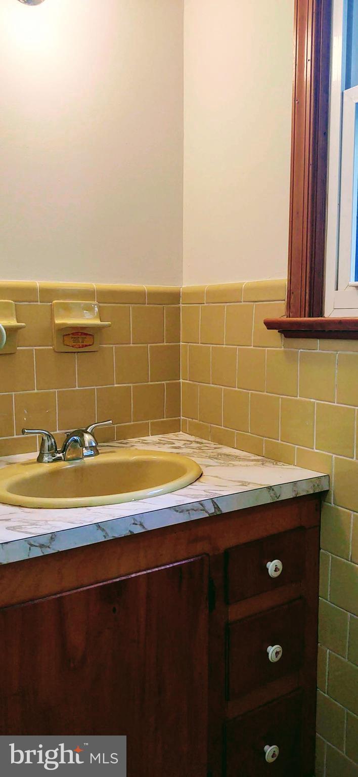 21360 Landora Bridge Road Ruther Glen, VA 22546 - Photo 13 of 25 Hall Bath