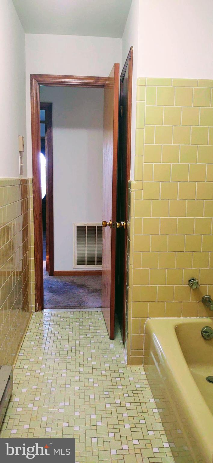 21360 Landora Bridge Road Ruther Glen, VA 22546 - Photo 14 of 25 Hall Bath