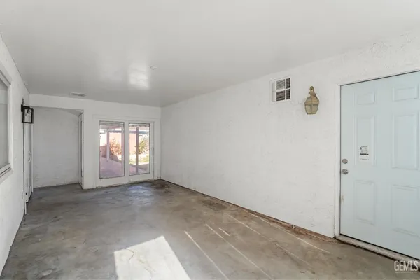a view of empty room with window